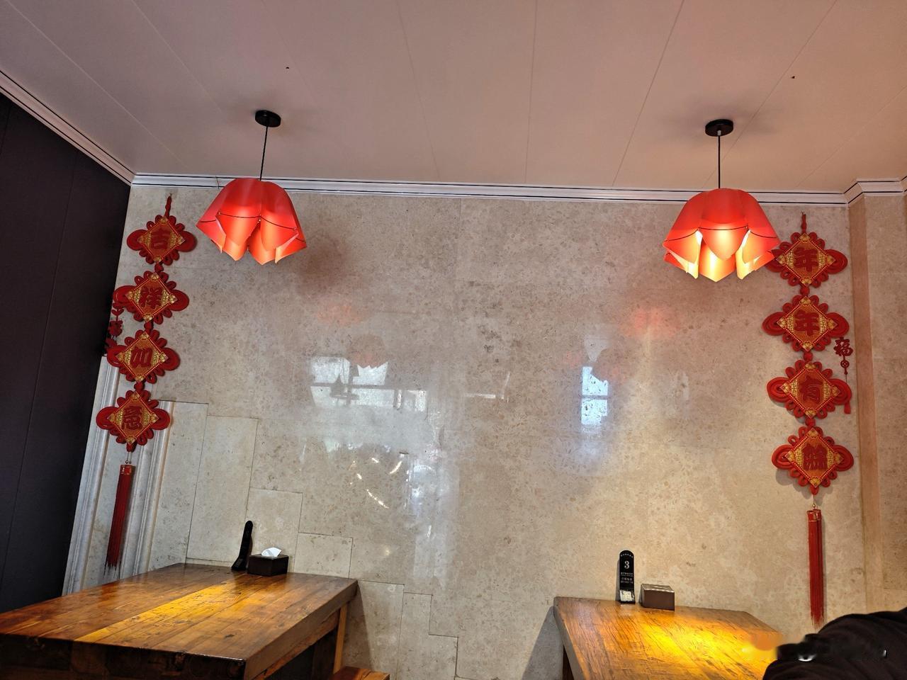 逛吃时撞见这家超有年味的小店！

墙上挂着红彤彤的中国结，一边是“吉祥如意”，一