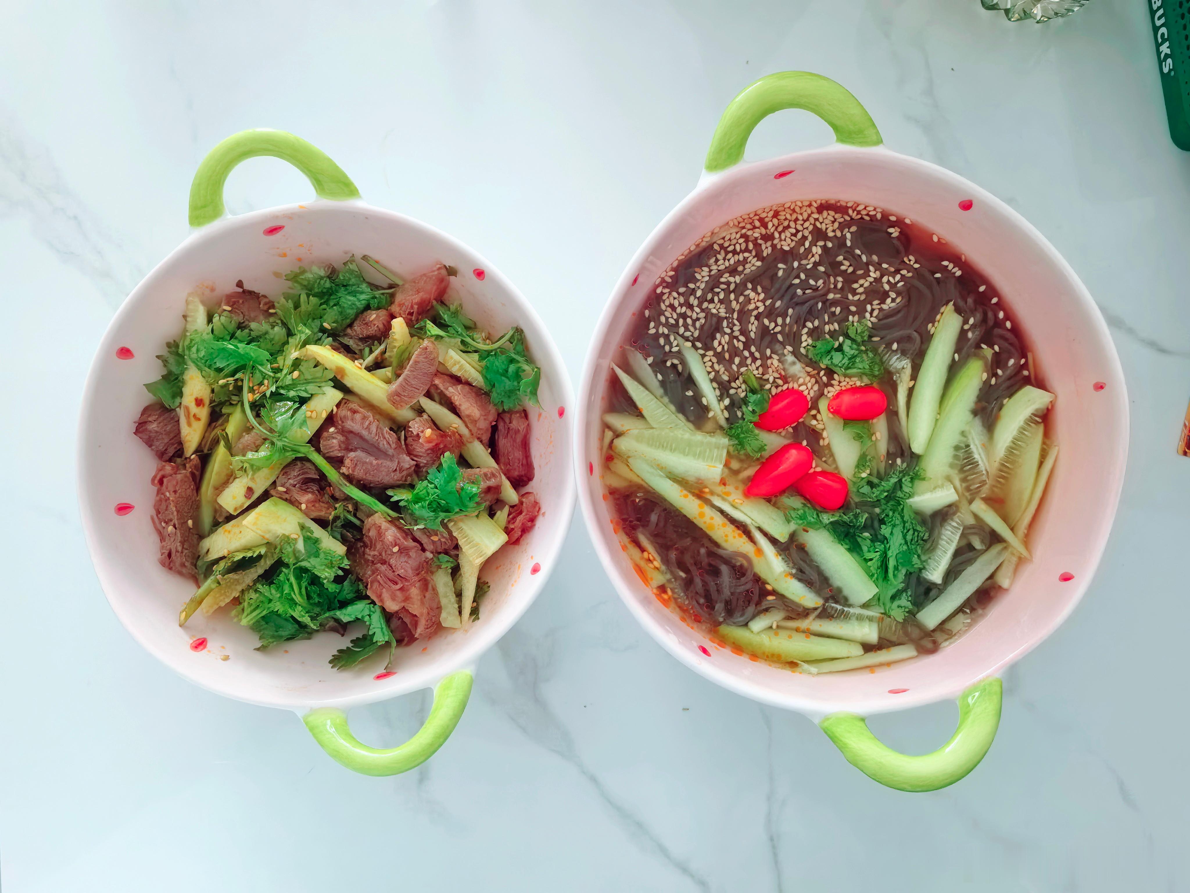 今日午餐 天热来一碗冷面，凉拌一份牛肉就搞定，今天午餐结束。 