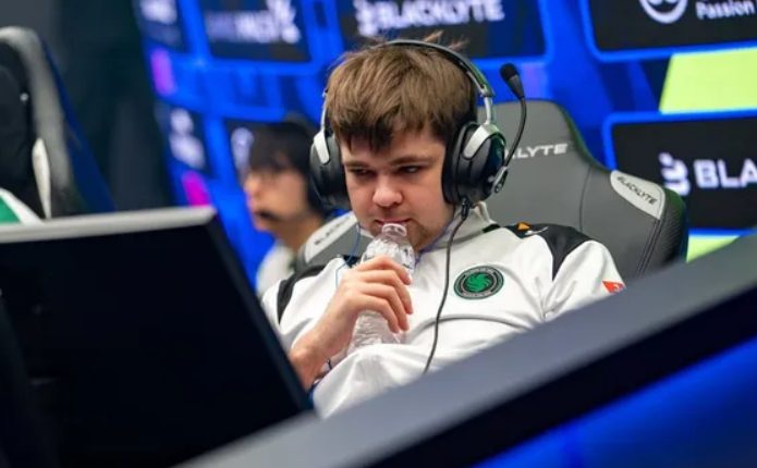 Malr1ne直播单排跟9class排到了一桌，他直言不讳的表示自己非常嫌弃并不