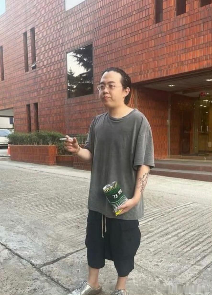 李辣现在怎么这样了。。。 ​​​