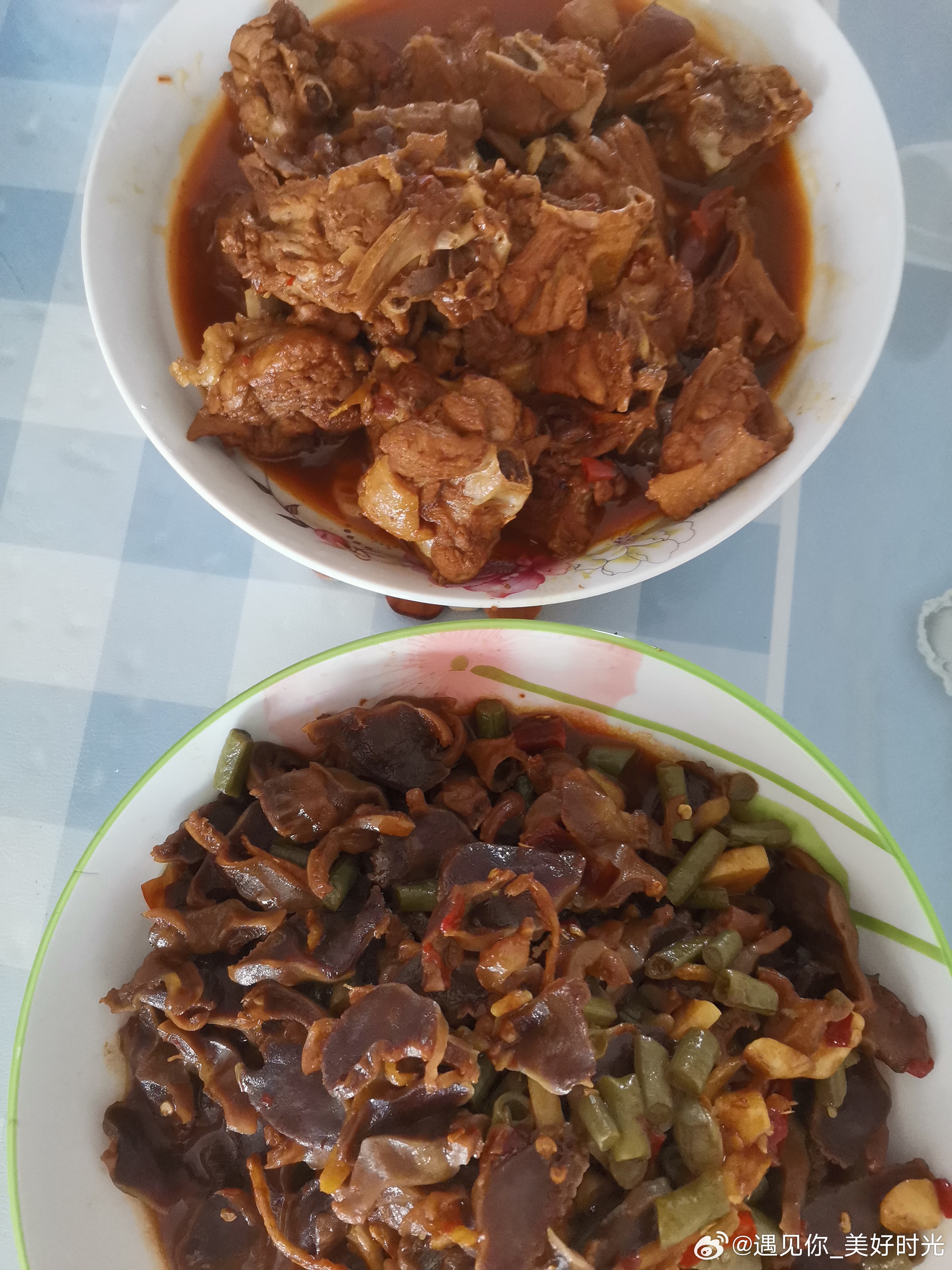 台风来了，外面又是风又是雨，出门买菜一会衣服就淋湿了，今天搞两个大菜吃吃。 