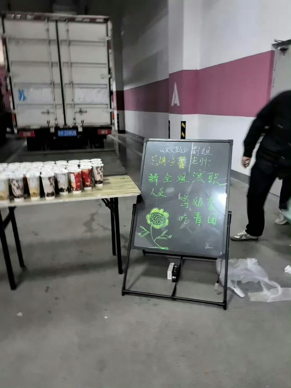 双轨工作人员谈虞书欣何与下水戏 虞书欣每次拍戏在每一个剧组  除了专心拍戏  还