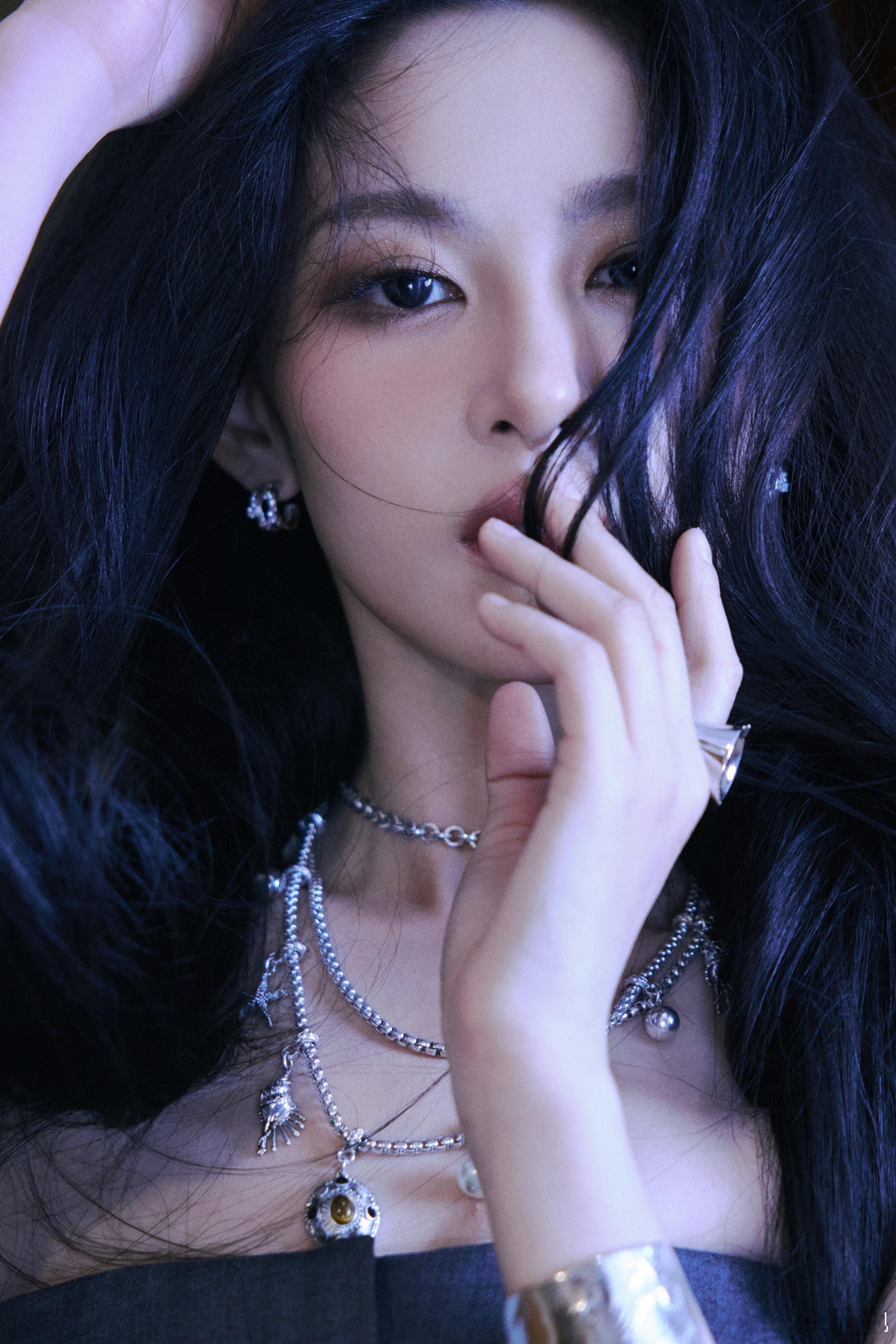 静中藏锋，飒然入局。欢娱影视演员今日出席《唐宫奇案 》 优酷扫楼直播活动。 