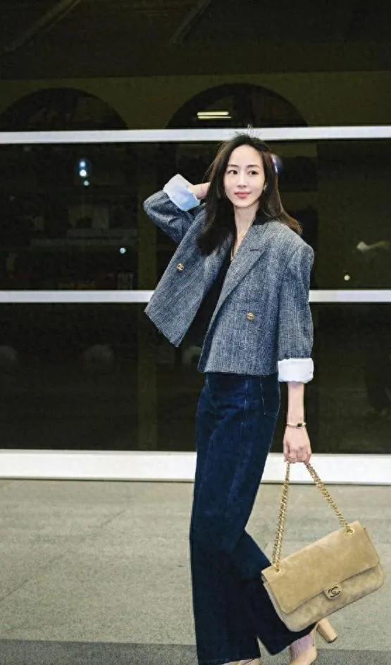 43岁张钧甯的中年穿搭太值得抄作业！灰色短款粗花呢西装+藏青直筒裤，利落又高级，