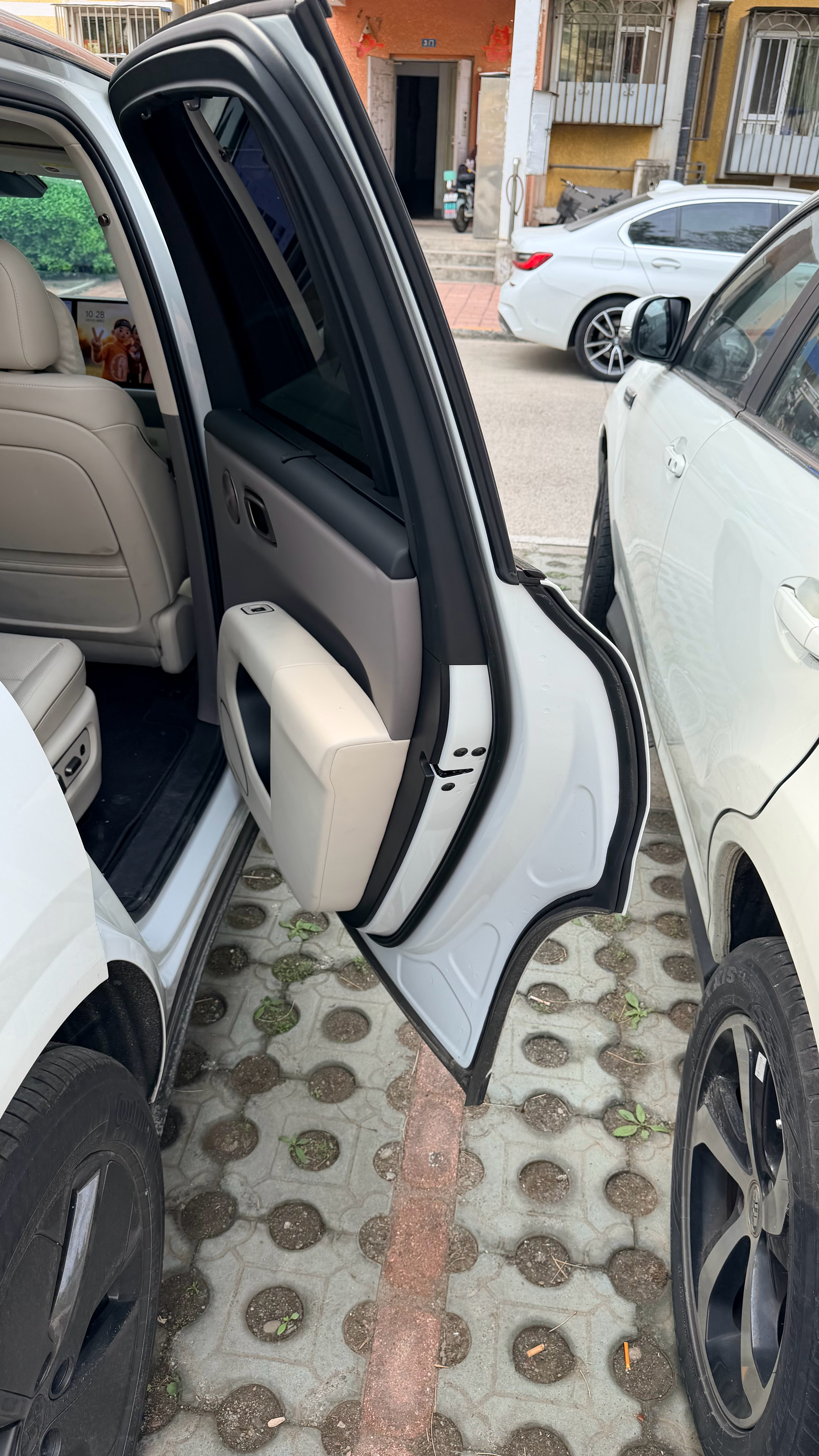 有时候确实觉得i8出个侧滑门版也挺好的，最好前门也能侧滑。 