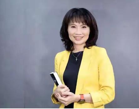 台湾知名媒体人陈凤馨怒斥侯友宜：你口口声声要求郑丽文向大陆要对等，尊严。你怎么不