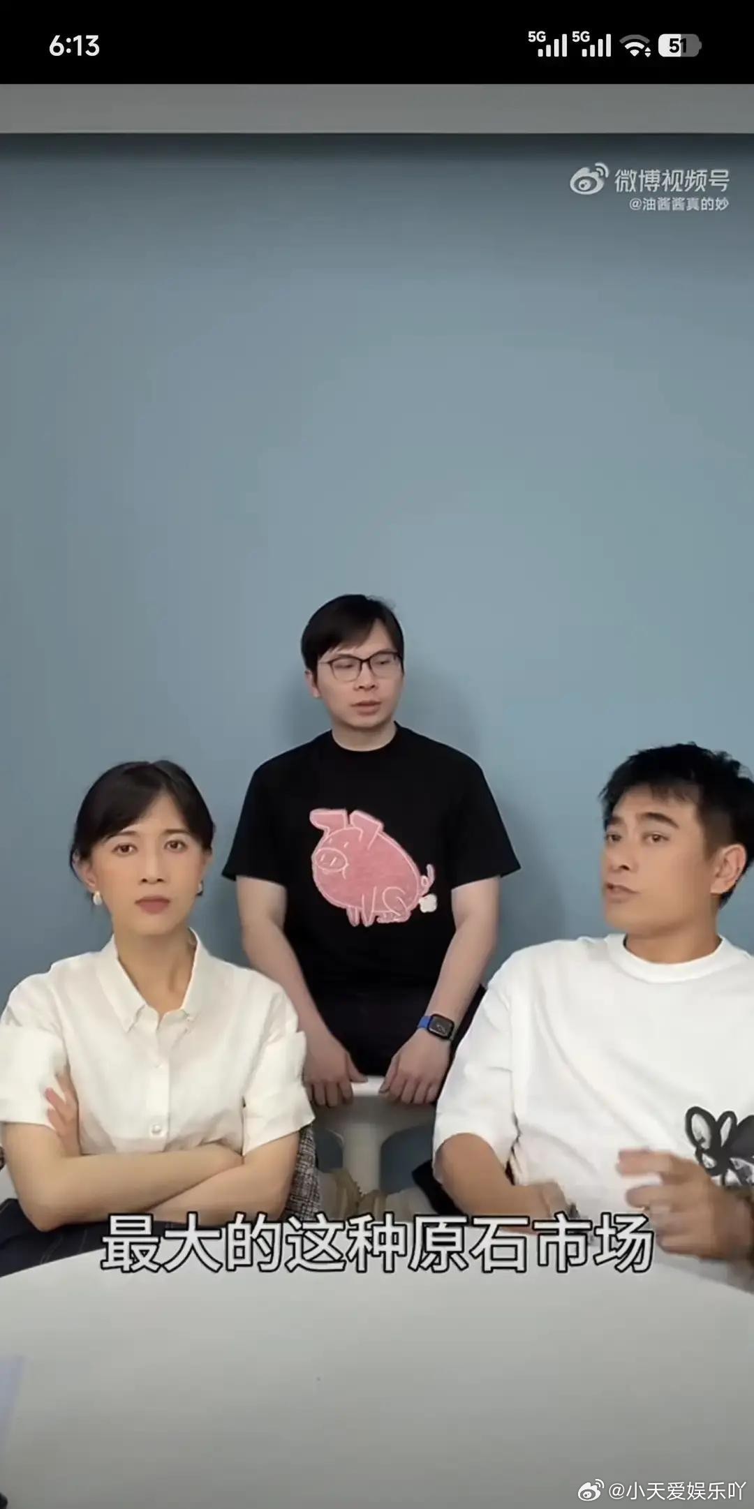 陈龙大儿子的高尔夫课没上完，剩了一堆课时退不了费，陈龙就把4岁的二儿子葫芦带到球