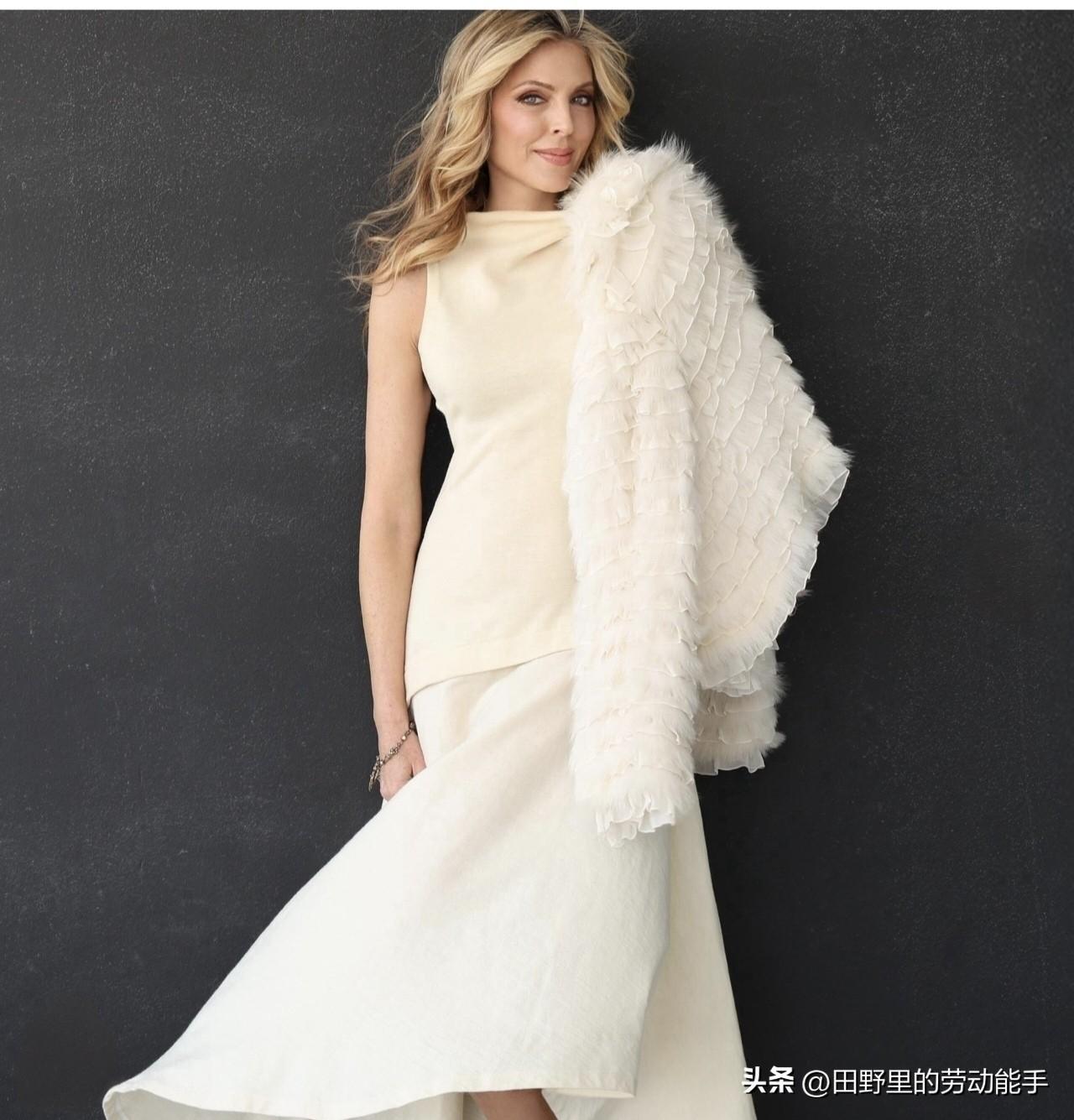 今年纽约时装周开幕当天，特朗普第二任妻子玛拉梅普尔斯发布这张棚拍写真，并配文：纽