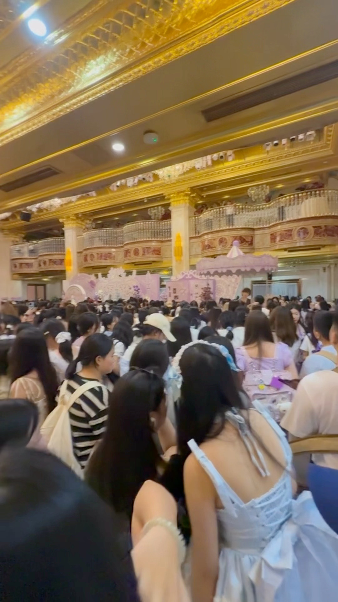 陈奕恒线下包店人气🔥现场去的哼毛也太多了吧[赞]里面站不下外面还有好多人排队陈