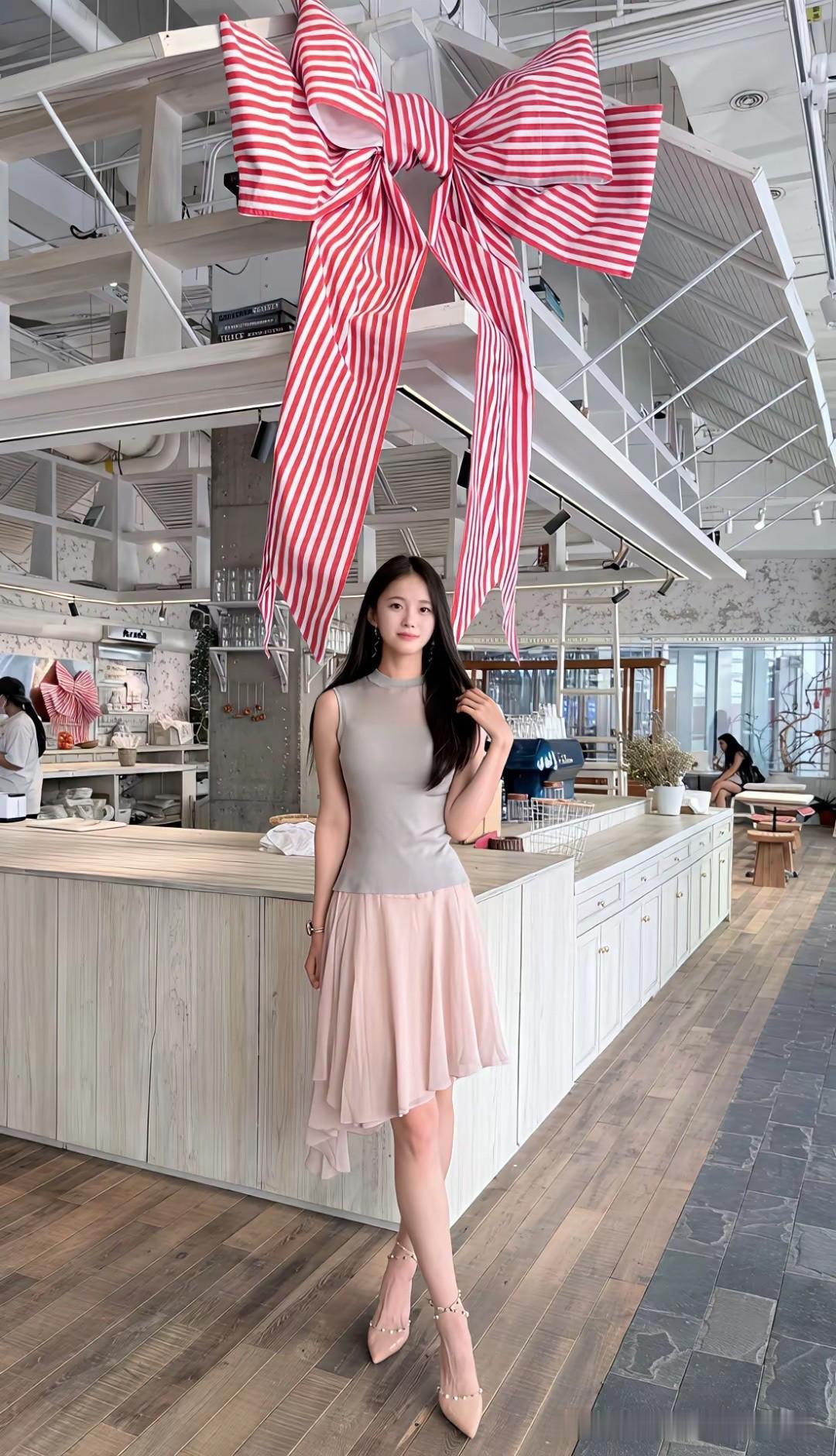邂逅满是蝴蝶结的治愈小店，一身浅色系温柔穿搭，轻甜又干净，捕捉一份午后小美好。温
