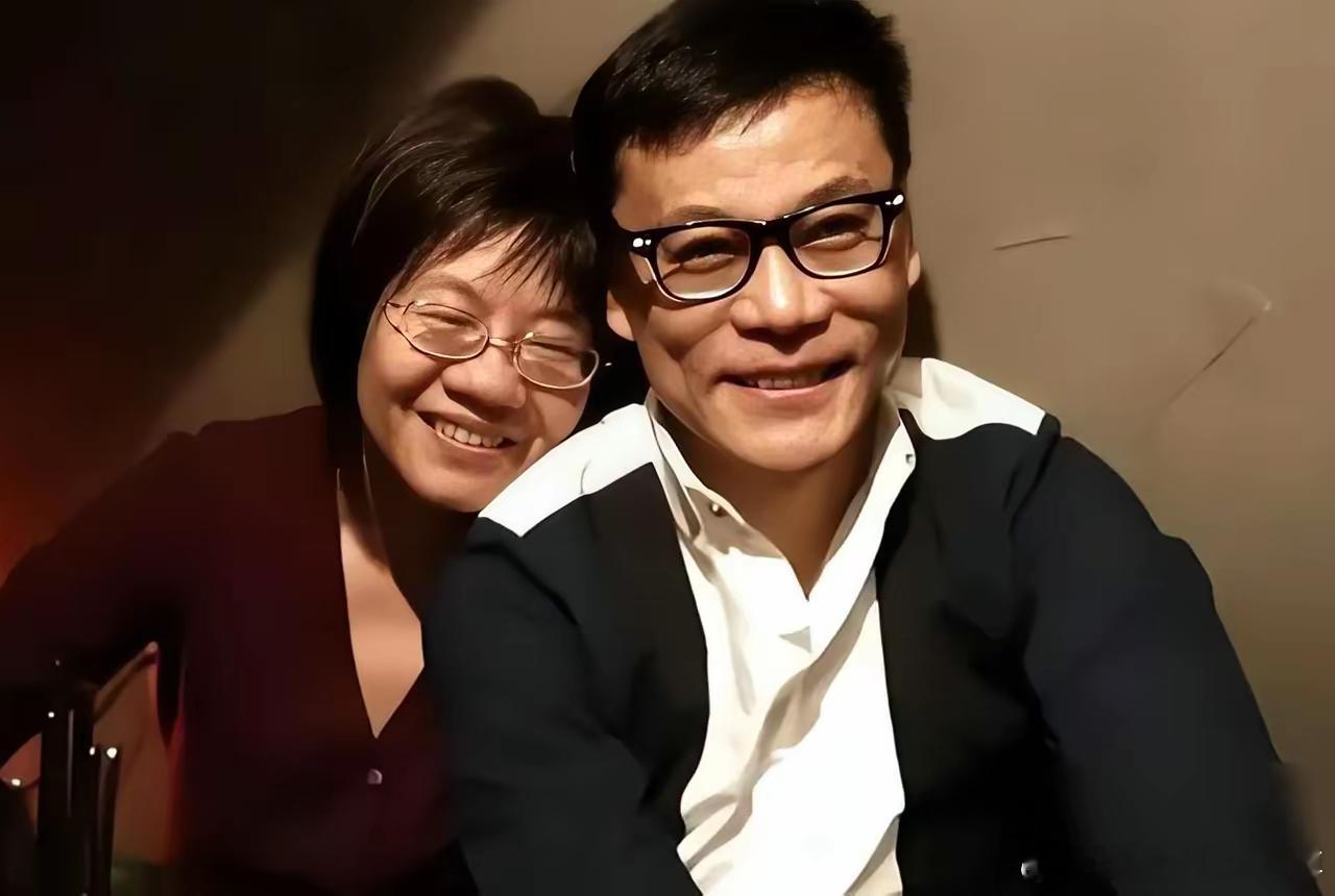 李国庆再婚两天现争议，前妻旧账被翻出，新婚誓言引质疑。 ​​​
