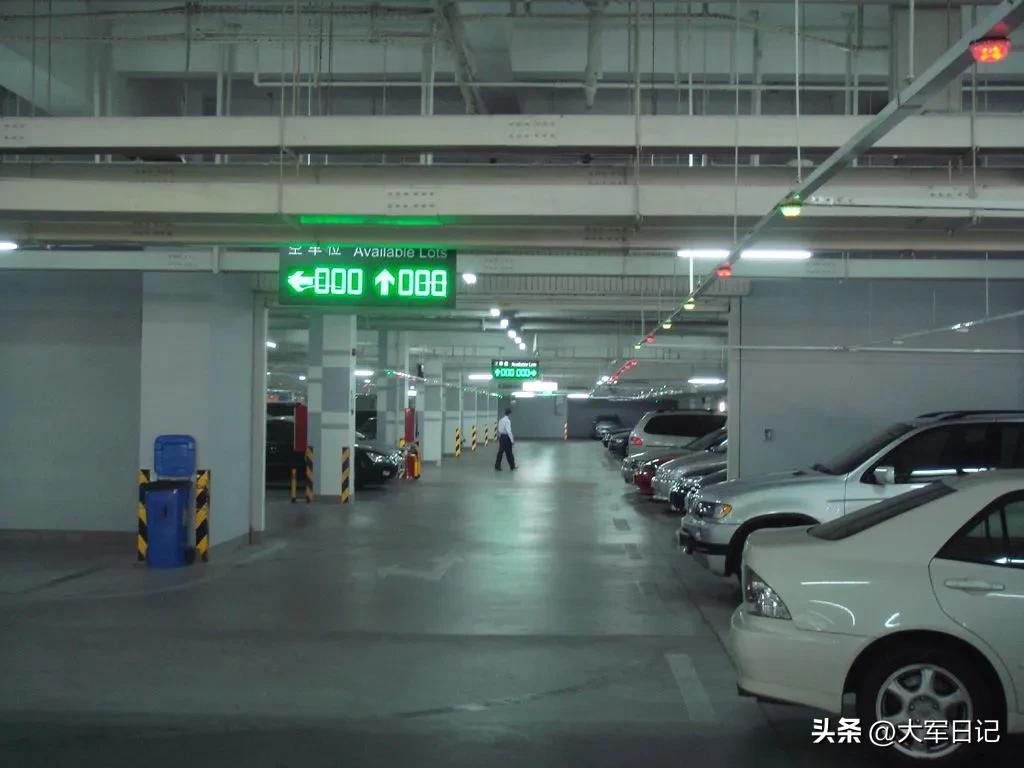 我们小区的地下停车位，
之前六万一个没人买，
前年降到4万一个还是卖不掉。

这