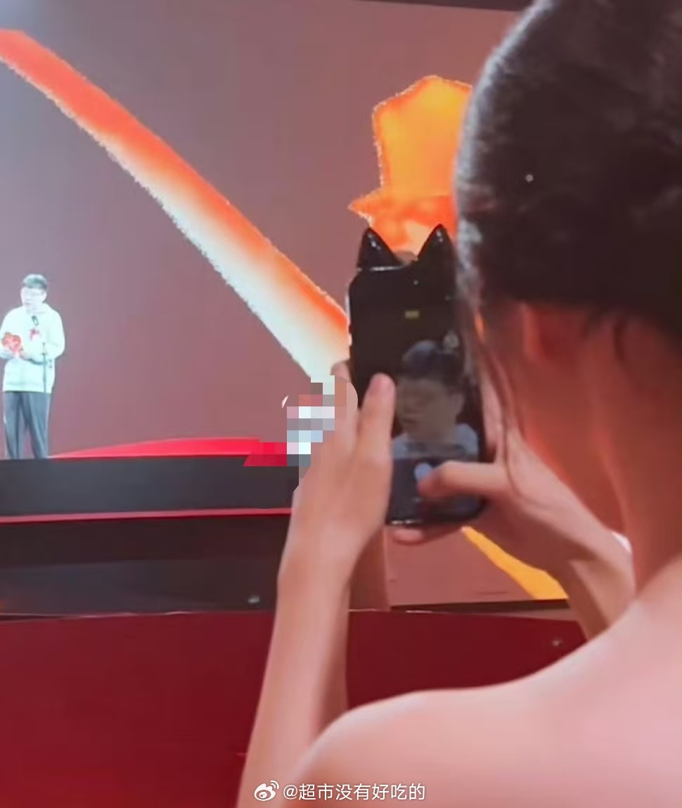 虞书欣给王一栩拍大头贴 虞书欣昨天活动内场给王一栩拍照，专门拍大头哈哈，可爱的欣