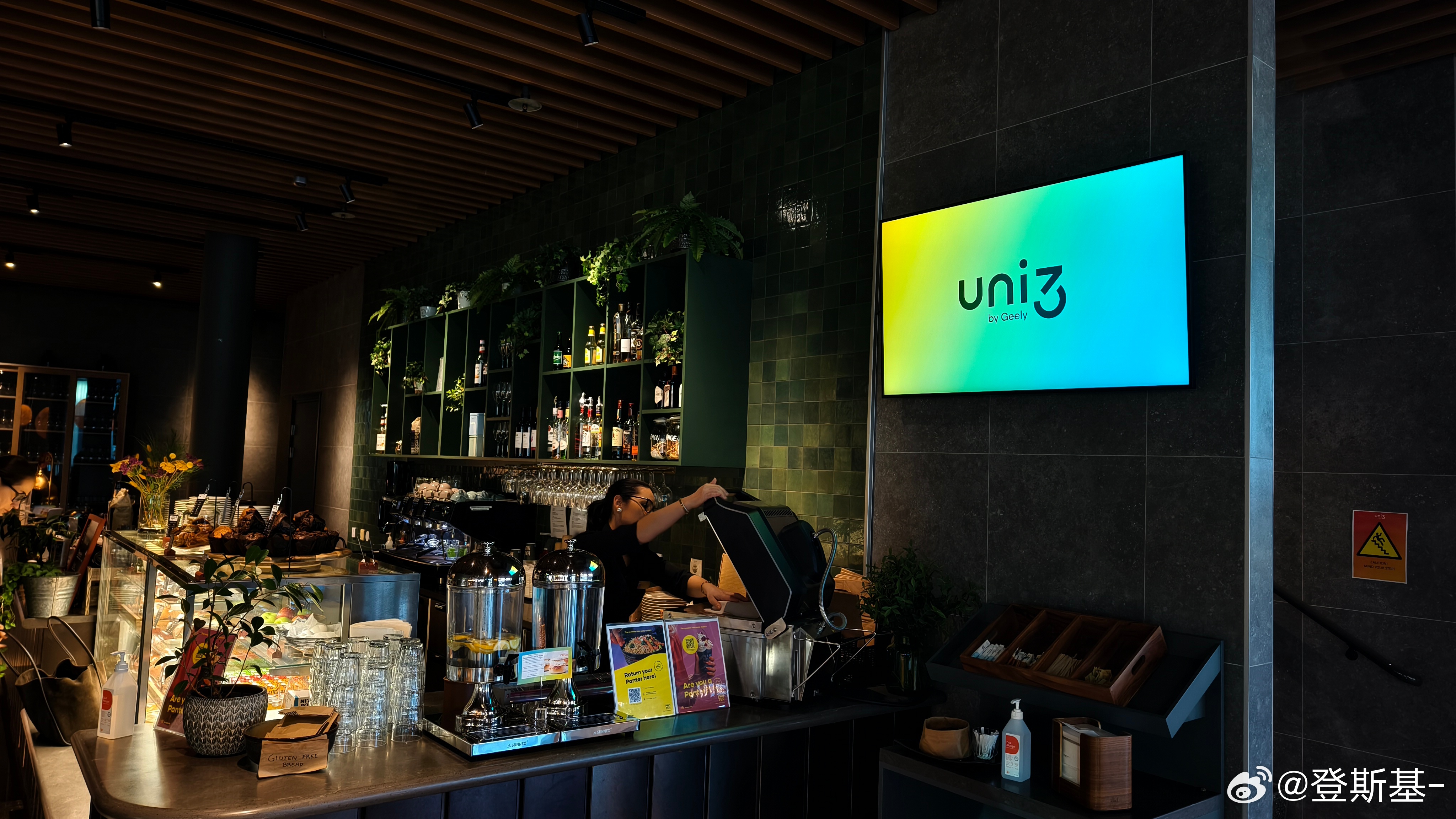 旅途中，我们去了极氪位于哥德堡的设计中心，见到了9X内饰设计主管塞尔吉奥·洛雷罗