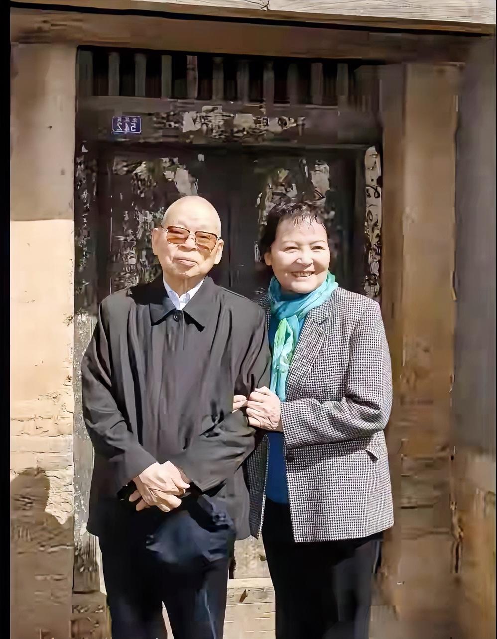 2008年3月27日，阴法唐将军与夫人李国柱回到山东肥城桃园镇张里庄村的老家，在