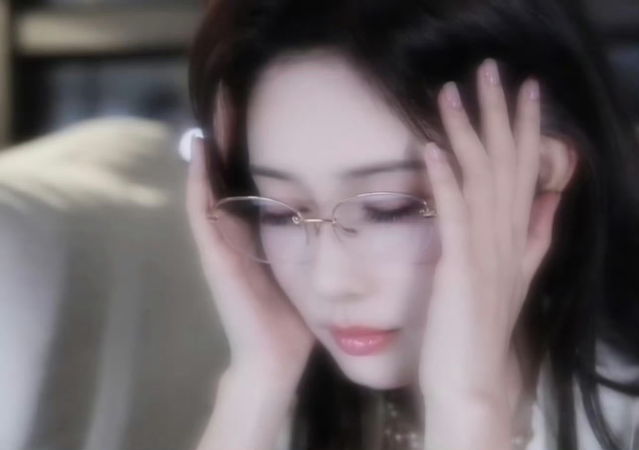 孟子义细框镜美成啥了谁懂啊！！摘眼镜那一下我直接心跳漏拍！！斯文和明艳怎么就撞得