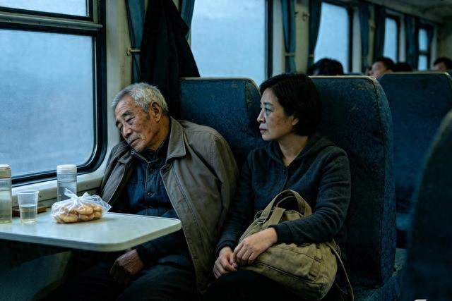 带父亲坐26小时硬座赴沪求医，医生一句话，我读懂了他的沉默