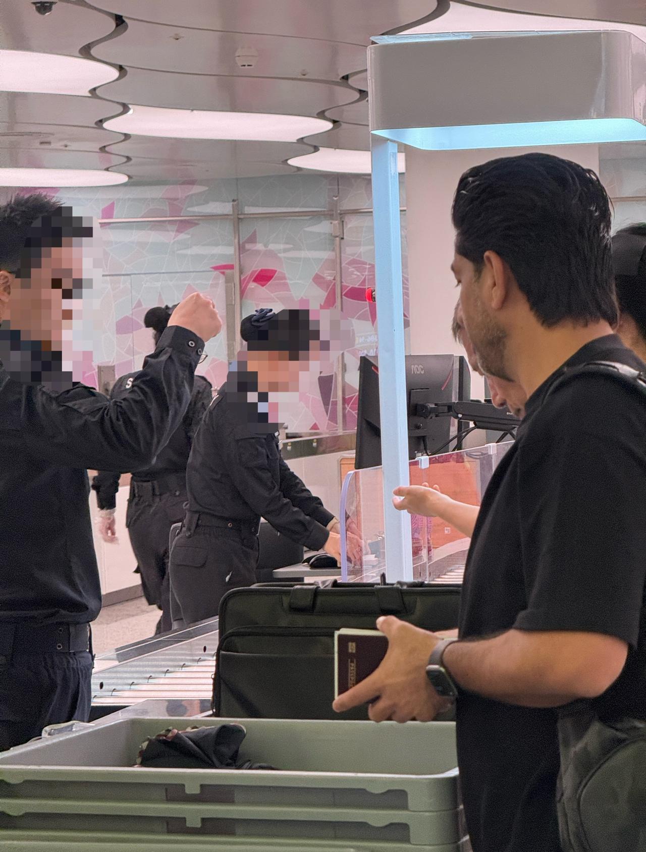 这个不知道中东还是中亚的大哥 在安检台贼焦虑
因为他的充电宝没3C 被收了
他一