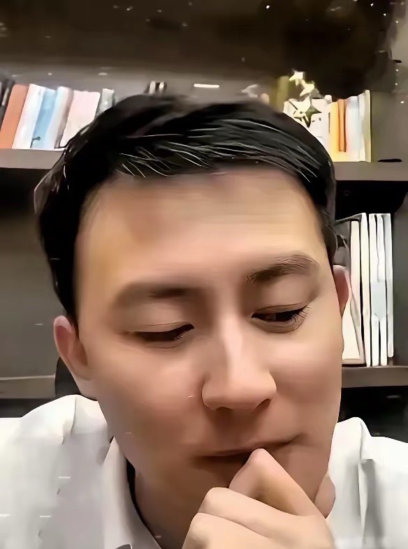 武亮接班 昨晚看了武亮接棒张雪峰的第一场直播，全程看完真的越看越气，弹幕里一堆人