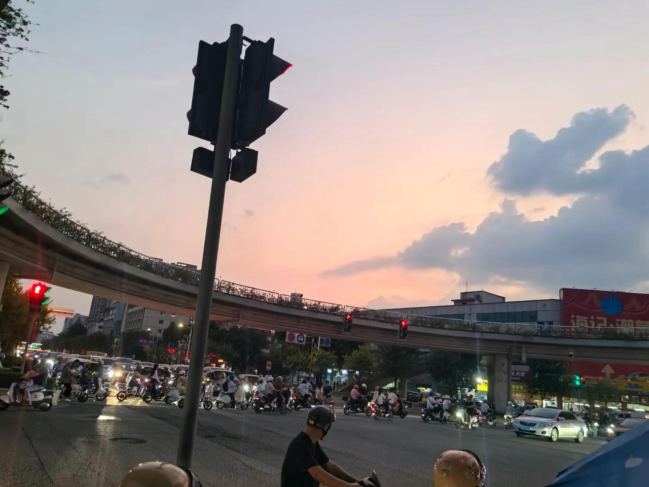 下班时刻才能感受到东莞人很多