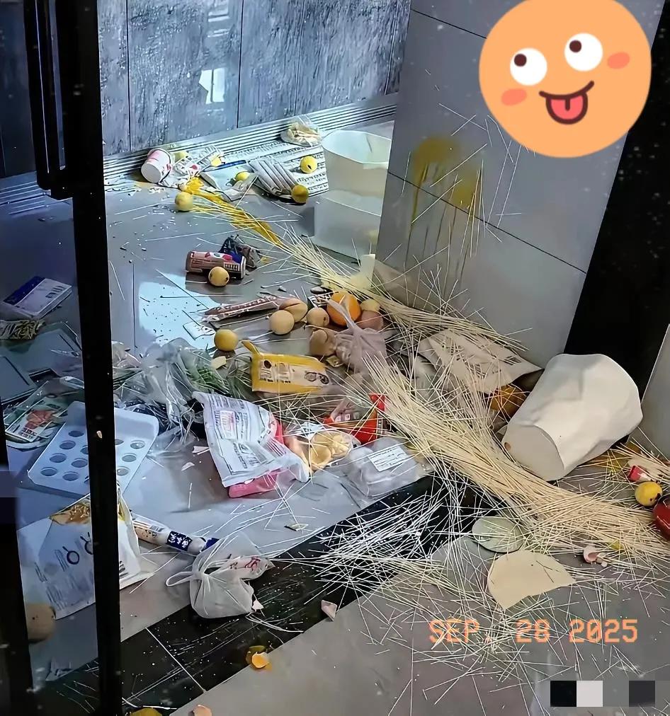 下午回家，刚进楼道就发现地上一片狼藉，还听到里边有打闹的声音，问了保安才知道，是