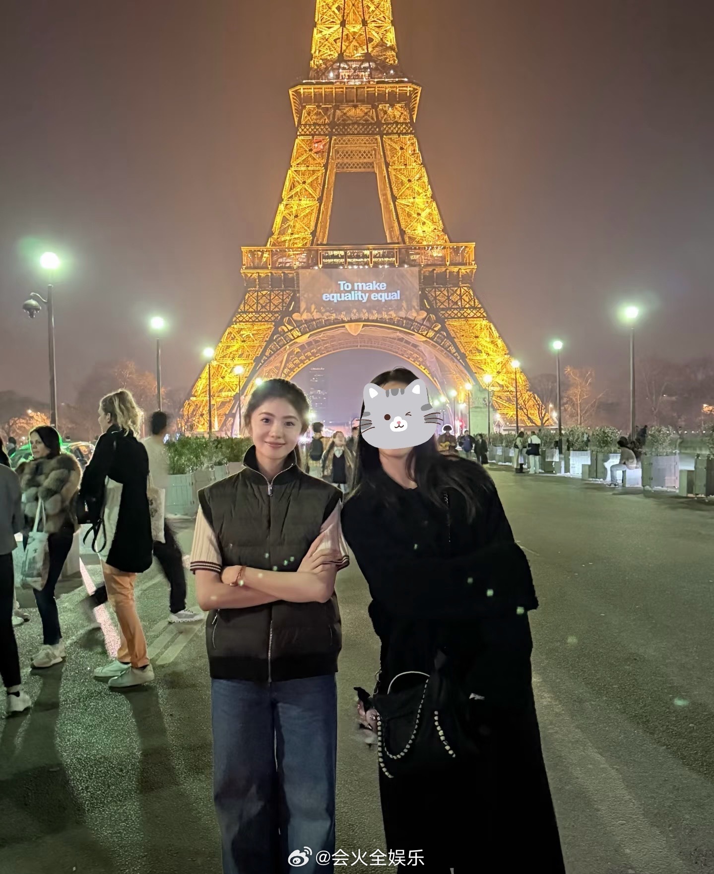 网友巴黎铁塔偶遇刘浩存刘浩存跟路人在巴黎铁塔下合影好貌美的存儿 