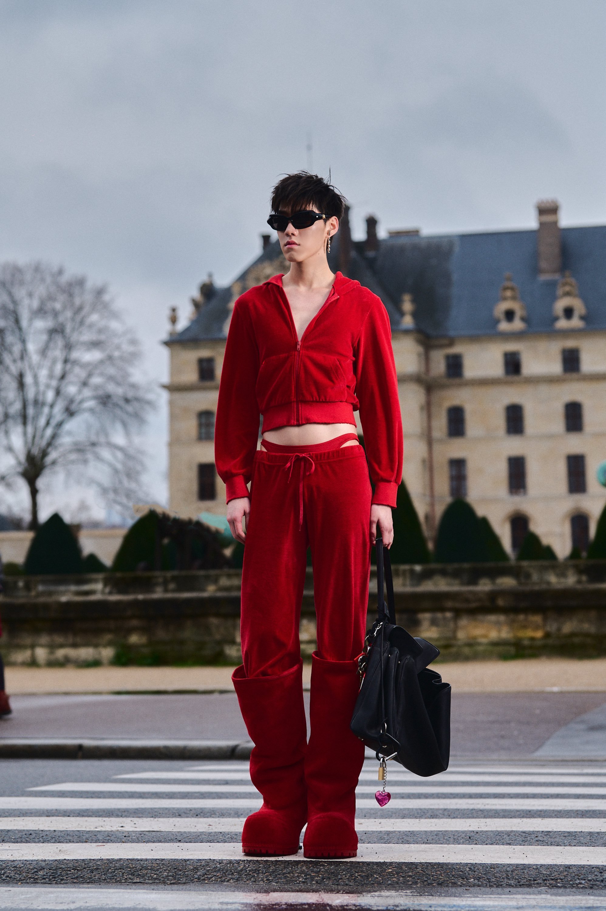 #周笔畅像穿了阿童木的靴子##周笔畅PP的靴子一个比一个大# 有一说一，走路真的