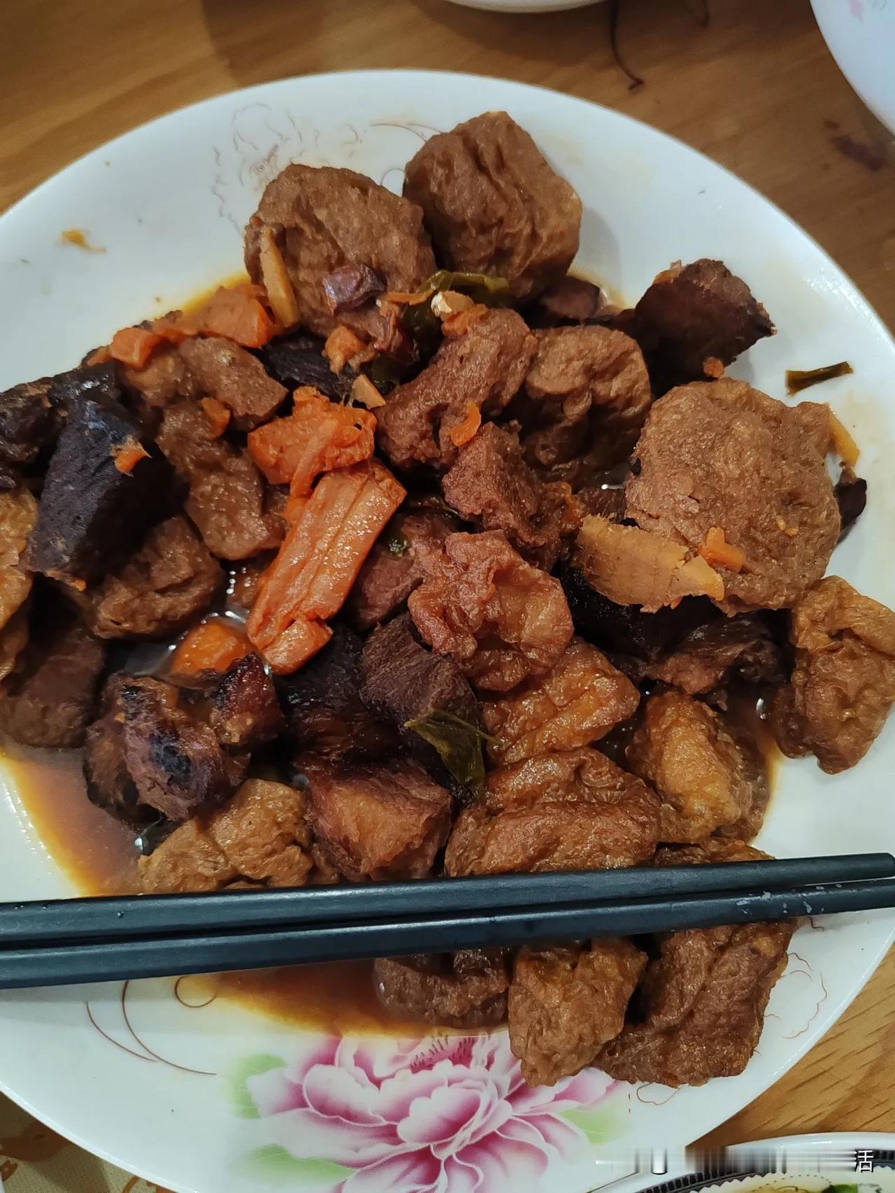 全网都在吐槽妈妈冰箱里有长时间的冷冻肉，
有的都已经大半年，
有的都快满一年了，