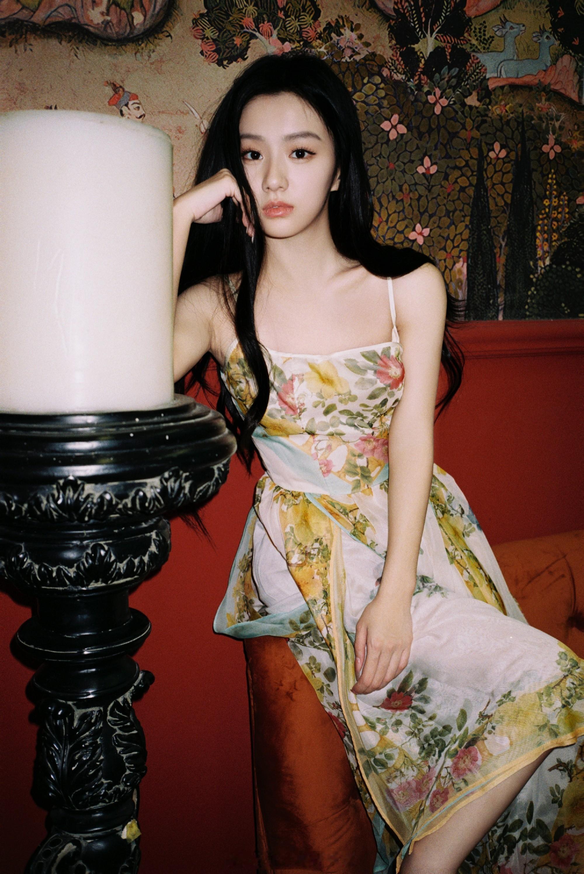 包上恩吊带鲜花裙甜美写真 