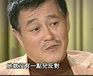赵本山说：“如果我二十岁之前不是在农村，我是绝不会离婚的。那时候村里好几个光棍，