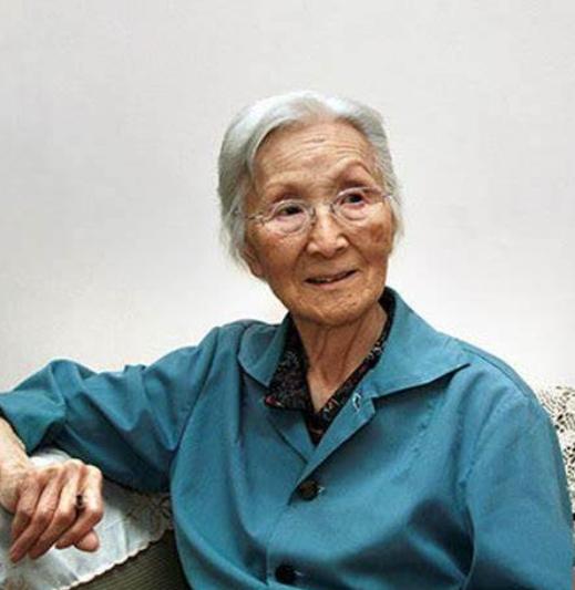2007年，钱学森96岁大寿之际，寿宴现场高朋满座。忽然，钱学森看到角落中正坐着