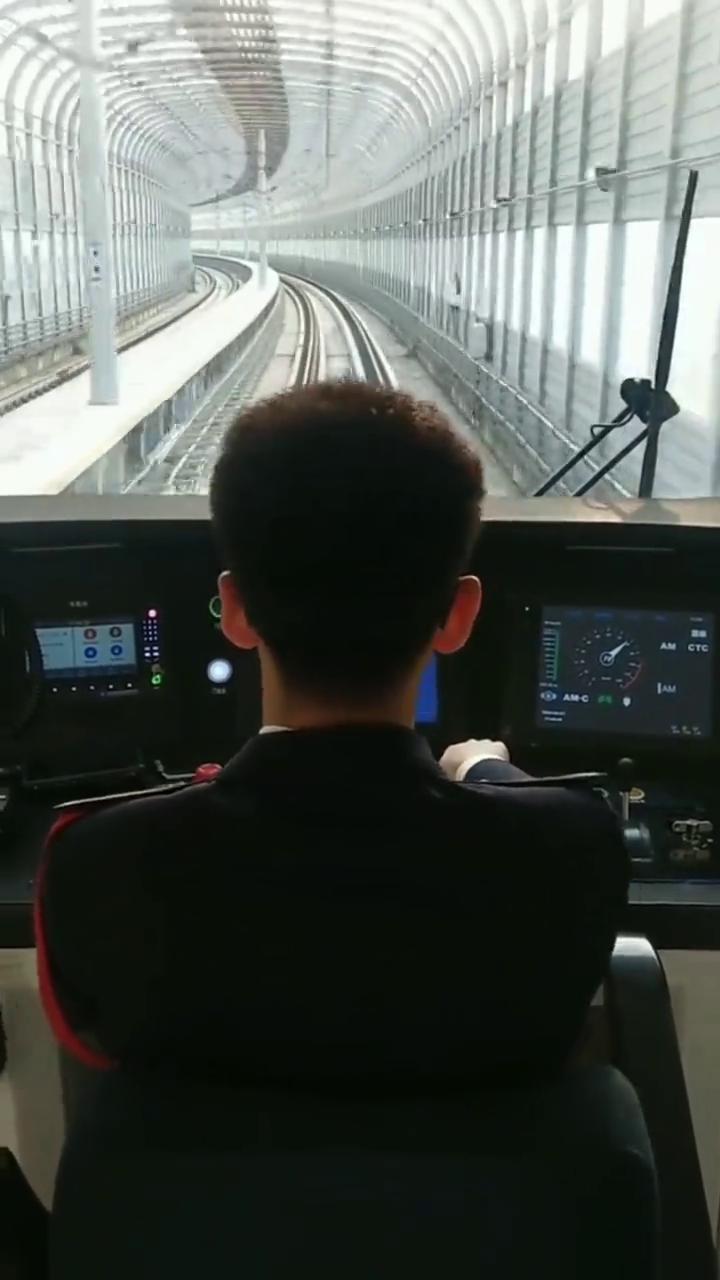 地铁司机开车第一视角。
快手官方剪辑工具。