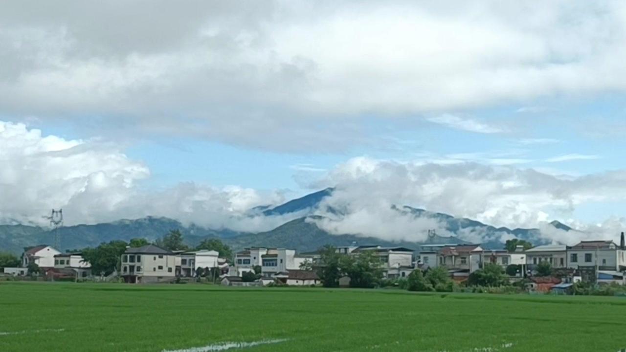 🌾潜河两岸的乡村，简直是大自然打翻的调色盘！

沿着河岸漫步，金黄的稻田层层叠
