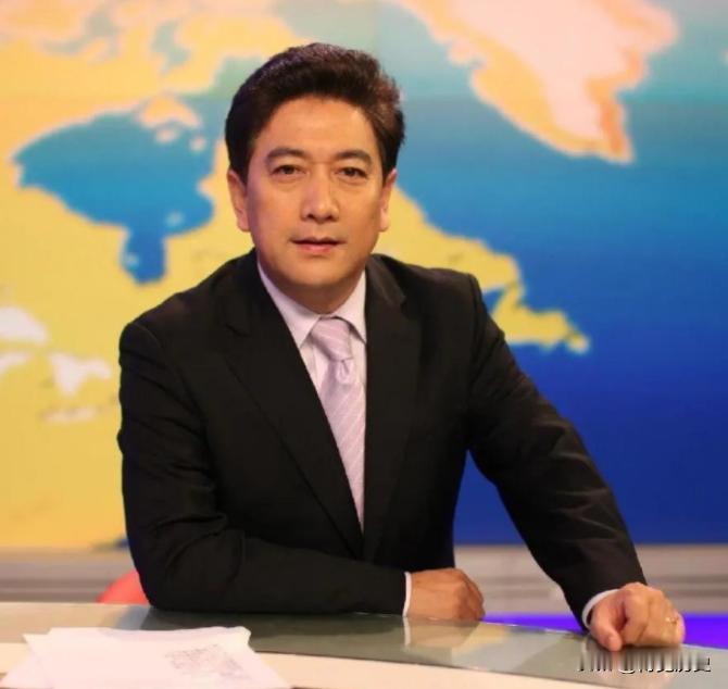 央视一哥水均益，曾惨遭全网谩骂，如今终于回国了，手持祖国护照，龙凤胎罕见露面，气
