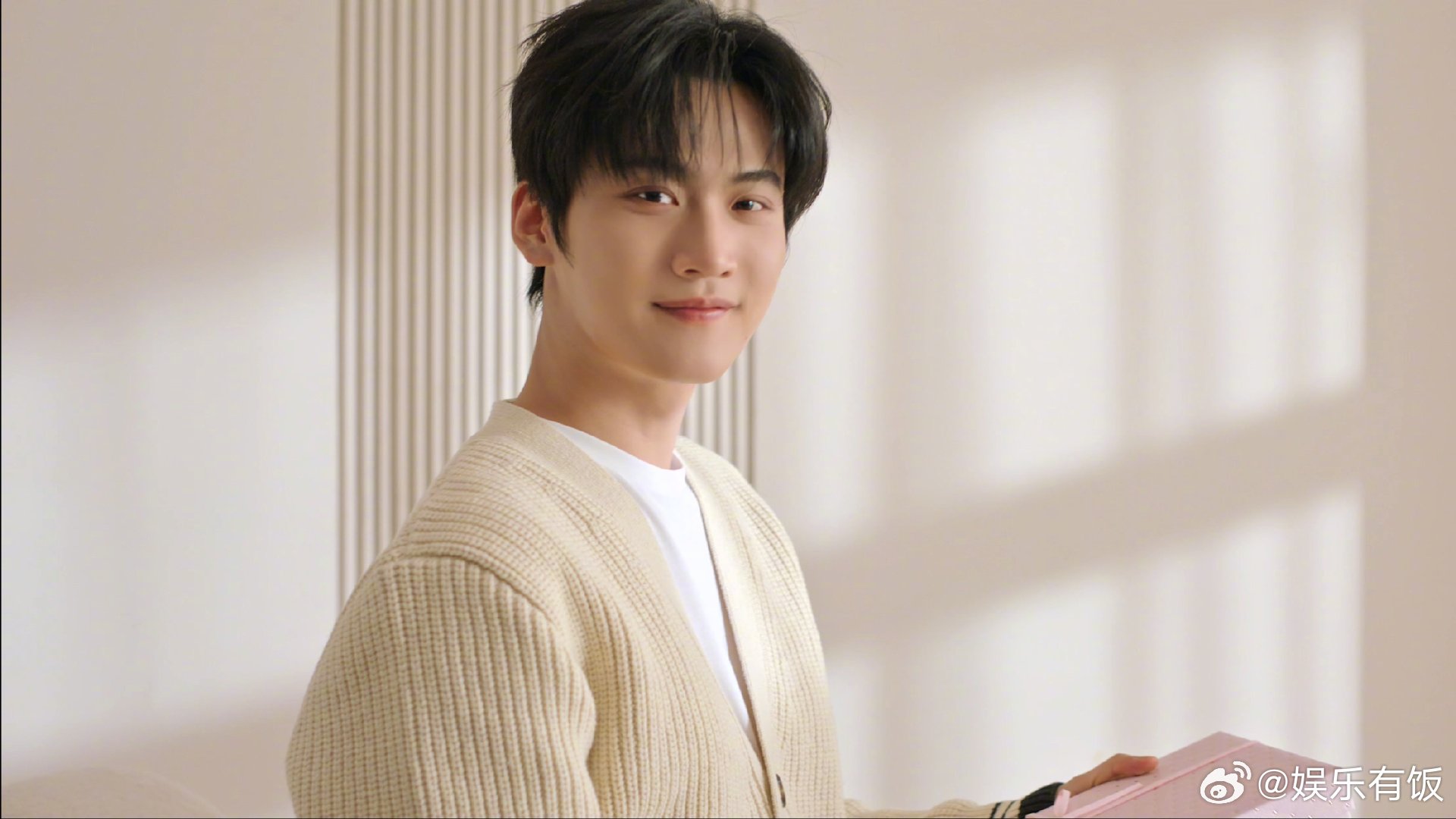 周柯宇霸总男大秒切换 周柯宇最新妇女节短片造型大片一口气放出！毛衣暖男温柔上线，