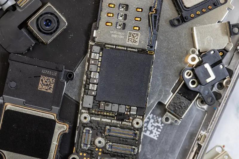 iPhone进水别被误判坑！从15PM“假基带故障”看精准维修的门道
不少iPh