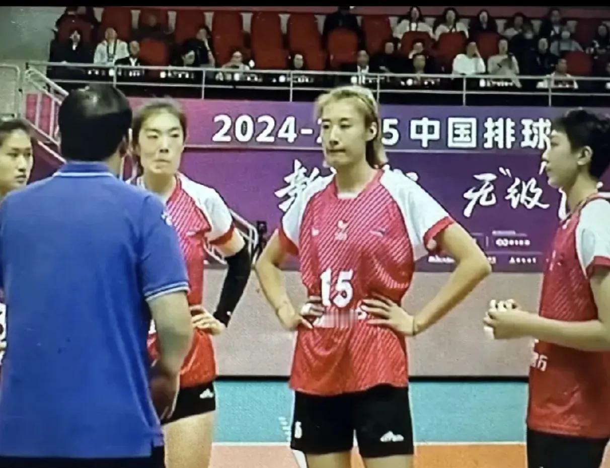 心疼陈博雅

女排联赛苏津之战，一个“小插曲”引发热议！陈博雅被换下场时，竟然抱