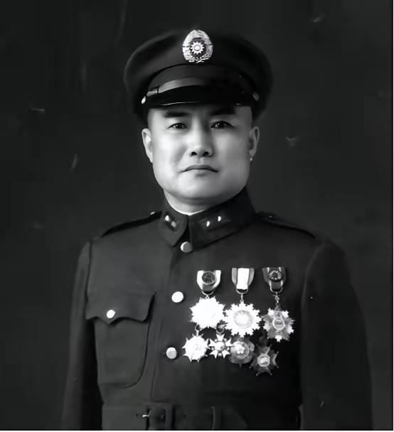 1948年，国民党中将周福成的女儿来到沈阳，奉劝父亲起义。不料，周福成竟然直接拔