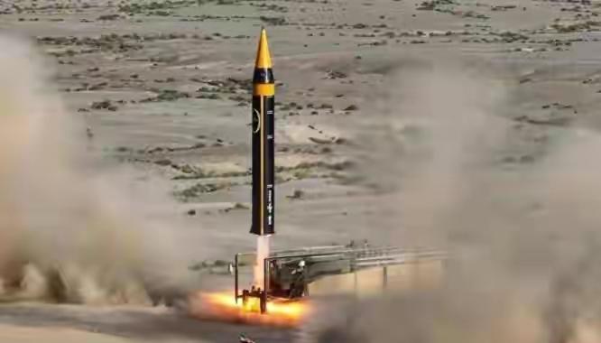 ​伊拉克的民众这下可担心了，每天都能看到大量的导弹你来我往的经过伊拉克的领空。​