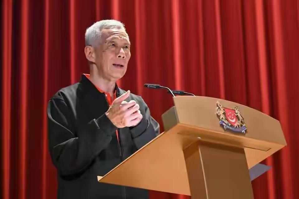 李显龙（现国务资政，前总理）确实常评中美俄，核心是新加坡太小、太依赖开放贸易与航
