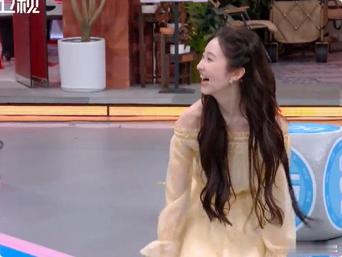 张艺凡旺别人不旺自己张艺凡细腻又温柔，有着很好的修养和三观，对待前辈谦逊，对待后