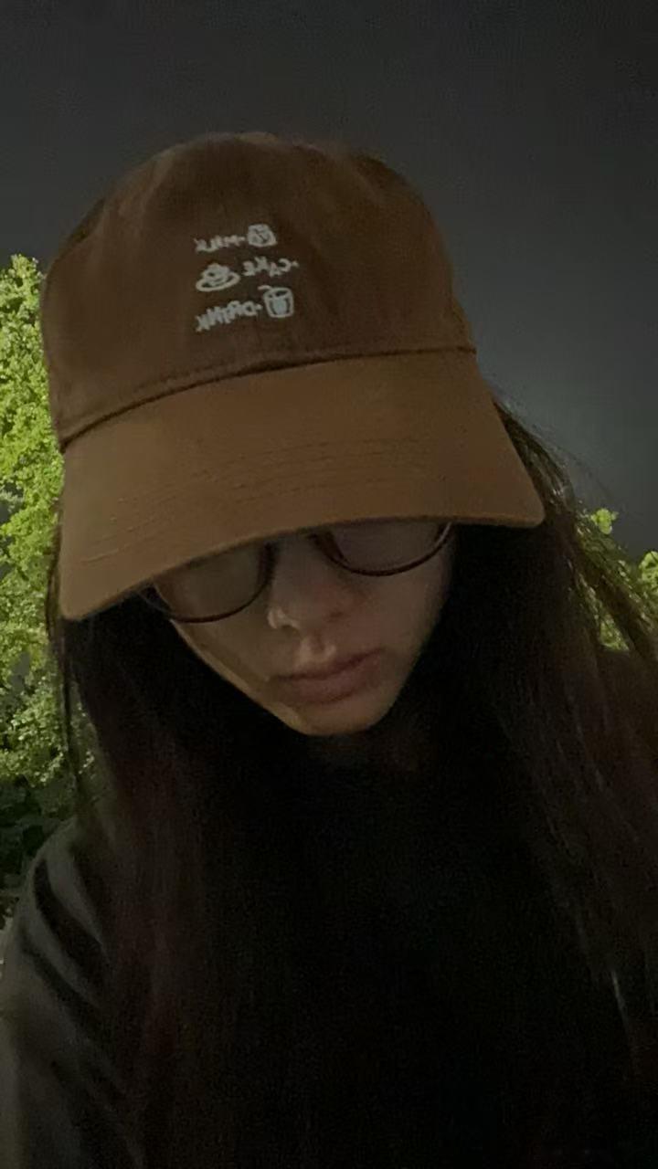 宝宝送我去上学，结果突然下大雨了，赶紧把我的帽子给宝宝扣上了 ​​​