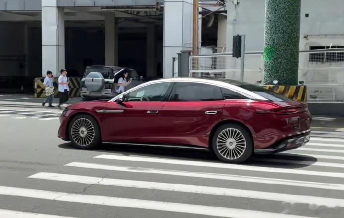 比亚迪王朝网首款D级旗舰轿车 比亚迪王朝网首款D级旗舰轿车大汉，经典中国红车身搭