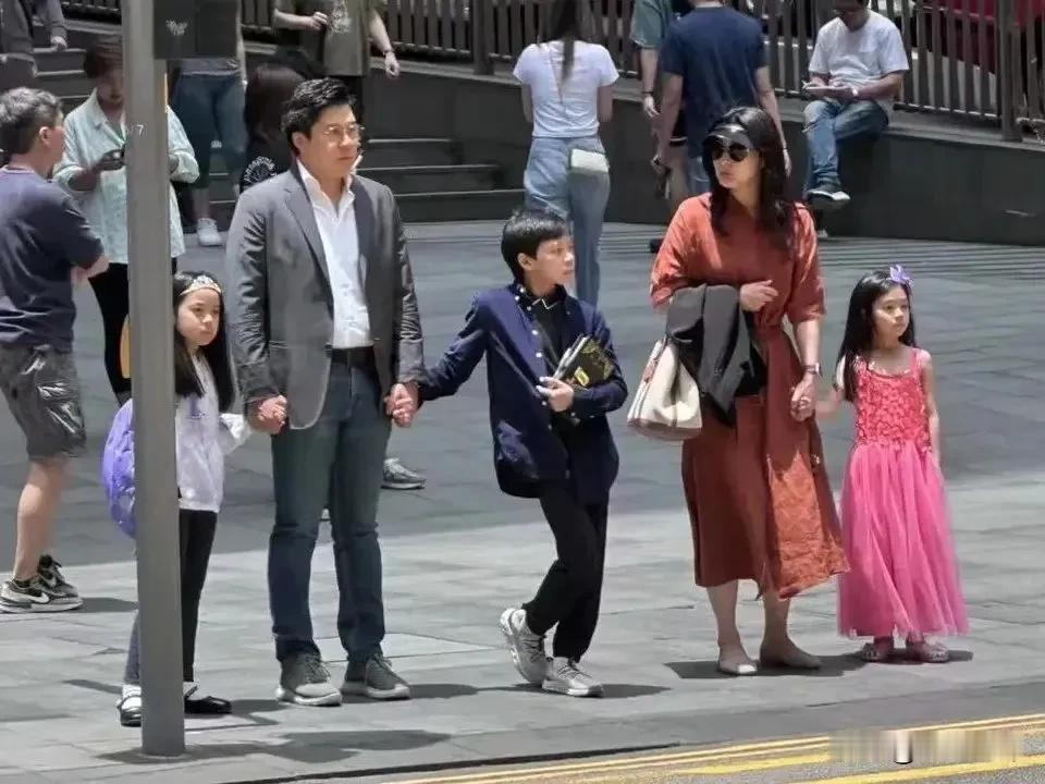 最近，有网友在香港中环街头偶遇霍启刚郭晶晶一家五口。夫妻俩带着三个孩子散步，霍启
