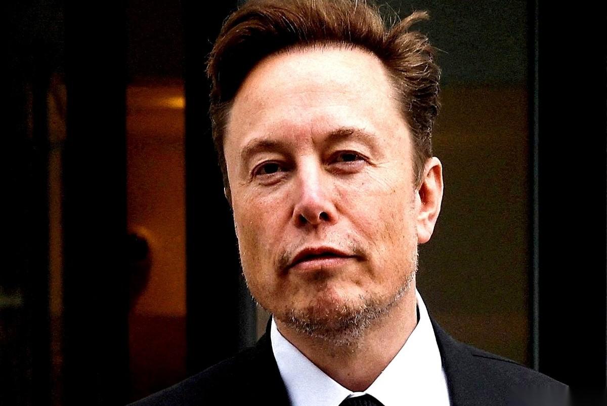 最魔幻的一件事发生了。
美国人一边咬牙切齿地给中国产的变压器加了104%的关税，