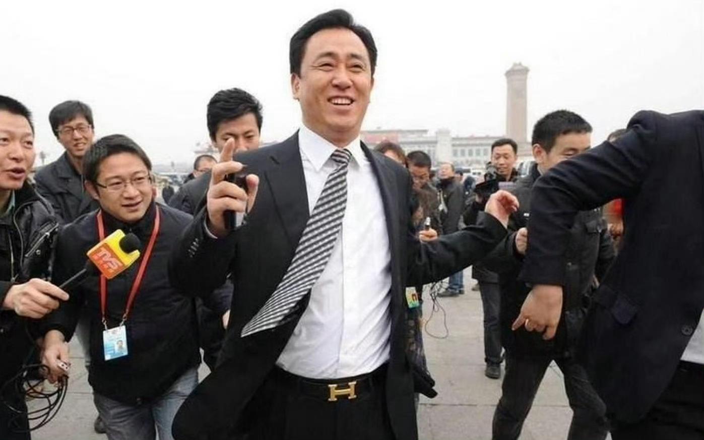 许家印一审被判无期头发全白了没有了当年的意气风发 成都