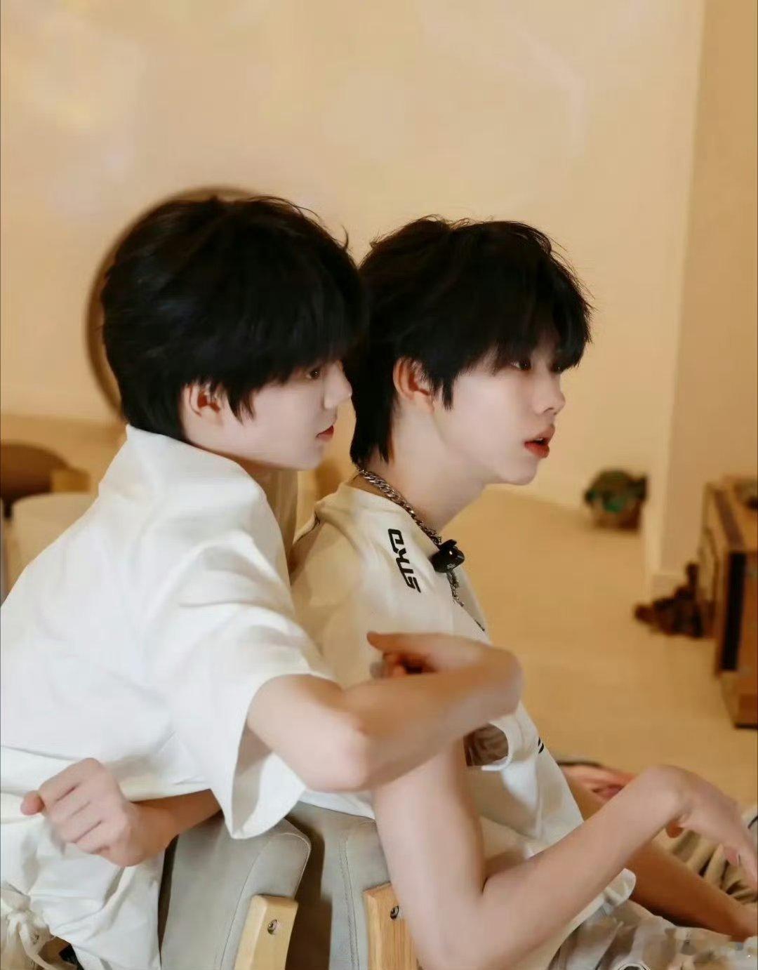 TF四代双人合影TF四代双人合照图一张张双人合照留存少年时光，各有各的帅气，元气