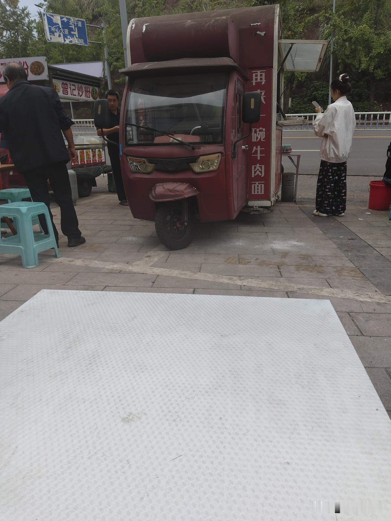 云阳县医院附近，有一个不错的吃饭地方。
每到饭点，很多人都来这里吃。来的最多的还