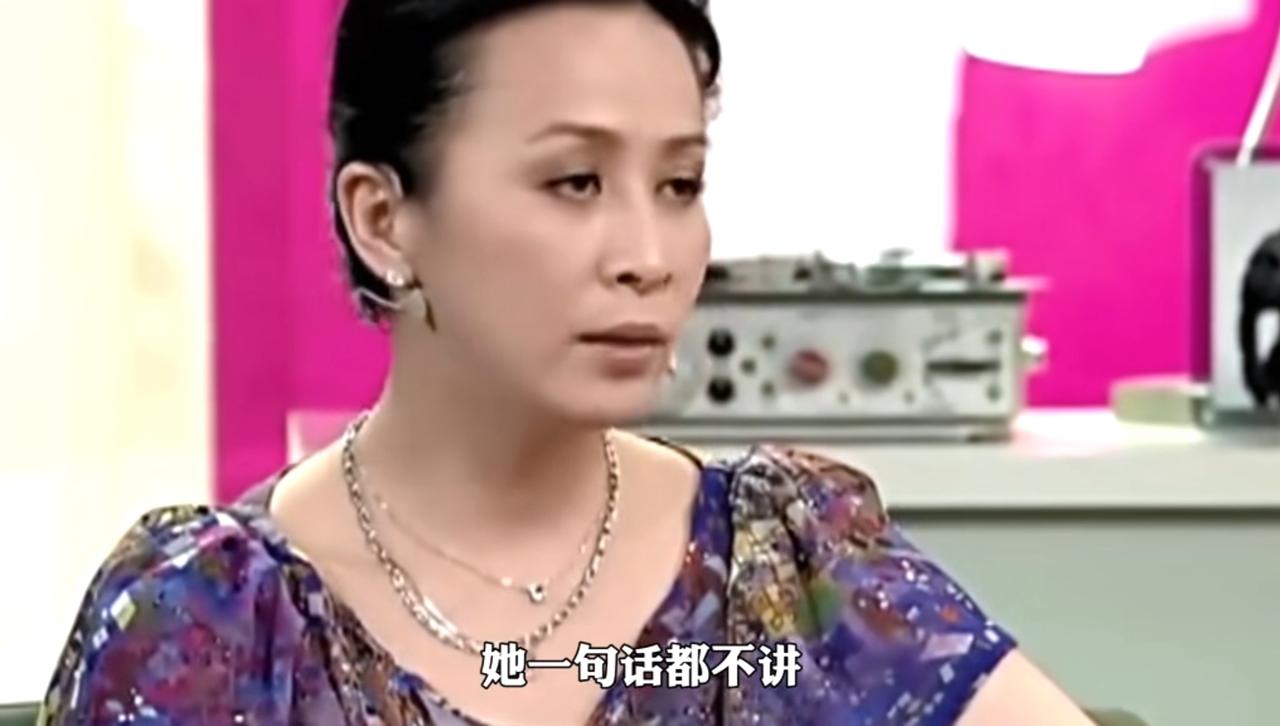 李亚鹏是个异类，王菲也和普通人不一样。两人婚内感情生变，一个动作让刘嘉玲奇怪又心