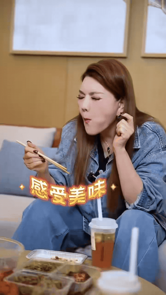 乌兰图雅瞭望累了闭会儿眼 粉丝心疼她说“瞭望累了就闭会儿眼”，不是真的让她不瞭望